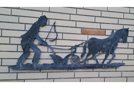 Eisen Wanddekoration Bauer: Massive Eisen Wanddeko Motiv Bauer mit Pflug Schmiedeeisen Maße ca. 109 x 55cm Interne Nr. A0161400548