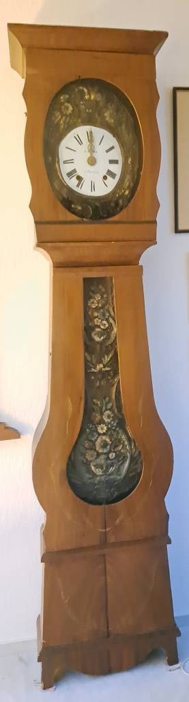 Antike französische Empire Comtoise Uhr: Antike französische Empire Comtoise Uhr, Großvateruhr, Standuhr 19. Jh., florales Dekor, Pendel mit Ornamenten, floral auf Emaille bemalt, Hartholz Gehäuse, guter Zustand mit Gebrauchsspuren Maße