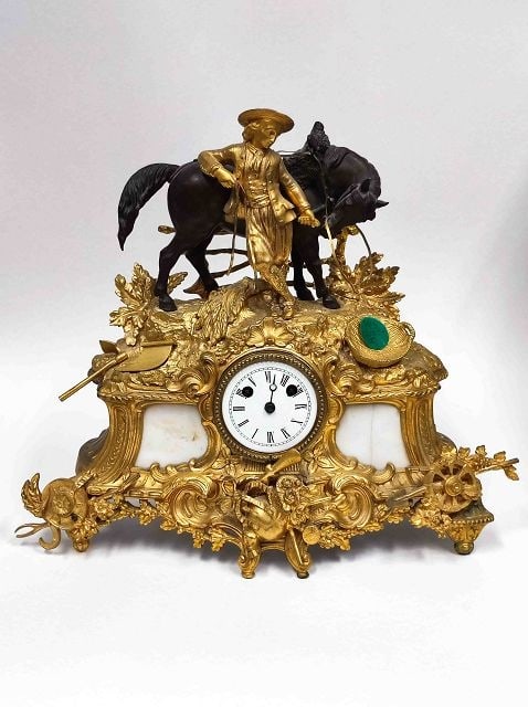 Folssey Savage Kaminuhr: Antike französische Kaminuhr Messing bronziert Handaufzug Höhe ca. 37,5cm Breite ca. 44cm Tiefe ca. 15cm Frontplatte rechts mit Riss franz. Uhrwerk Folssey Savage Interne Nr. A0130200004