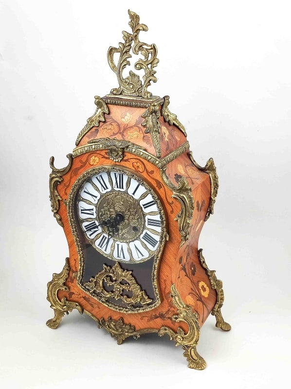 XL Tisch Kaminuhr: XL Tisch Kaminuhr im Rokoko Stil, funktionstüchtig, mit Schlüssel und Pendel, Maße ca. 57 x 32 x 14cm Interne Nr. A0171400116