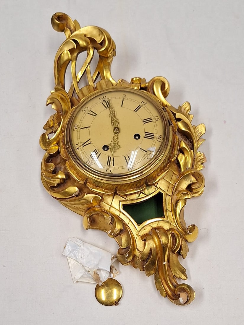 Wand Uhr Cartell Uhr: Goldfarbene Kartell Uhr Pendelwanduhr im Rokoko Stil Funktion ungeprüft, Maße ca. 55 x 31cm Interne Nr. A017120200009