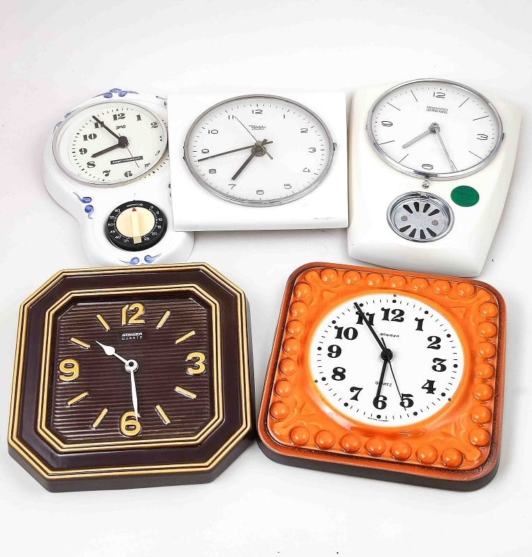 Konvolut Wand- und Küchen Uhren: Konvolut Vintage Wand- und Küchen Uhren, davon 2x Steiger, 1x Remmington, 1x JMS, alle funktionstüchtig, normale Gebrauchsspuren Interne Nr. A0170400003