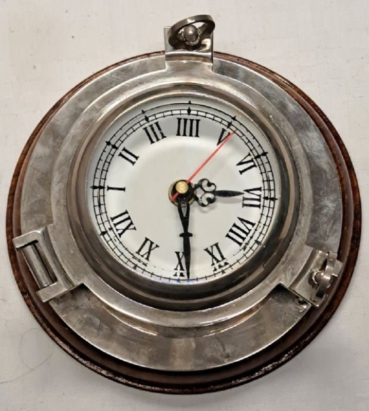 Vintage Wanduhr: Massive Vintage Wanduhr, echtholz Sockel mit verchromten Aufbau, Ø ca. 16,5cm, funktionstüchtig, neue Batterie Interne Nummer A0171300008