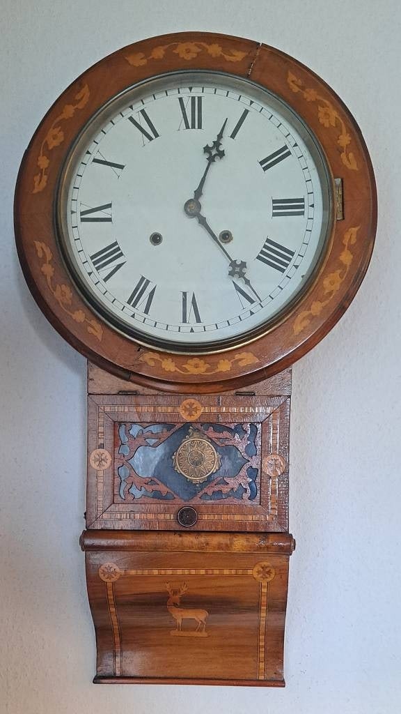 Antike USA Wanduhr 19. JH: Antike USA Wanduhr Ende 19. JH., innen auf Papier gemarkt, Anglo American Clock, New Heaven Trademark USA, intersiertes Nußbaumgehäuse, Blech Ziffernblatt 8 Tagewerk mit Schlag auf Tonfeder, Maße c