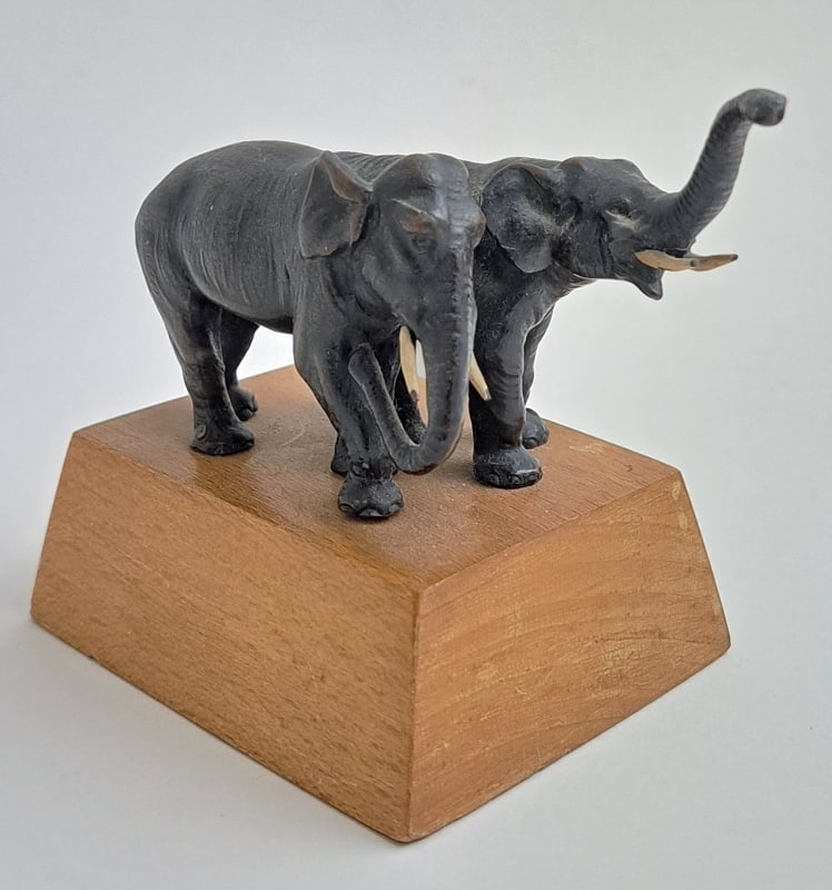 Paar antike Bronze Elefanten: Antike Bronze Elefanten, Wien?, sehr fein gearbeitet, Bronze patiniert, Höhe ca. 4,5cm, Länge ca. 9,8cm, Tiefe 5,2cm, Gewicht ca. 310g, Sammlerstück Interne Nr. A0171400160