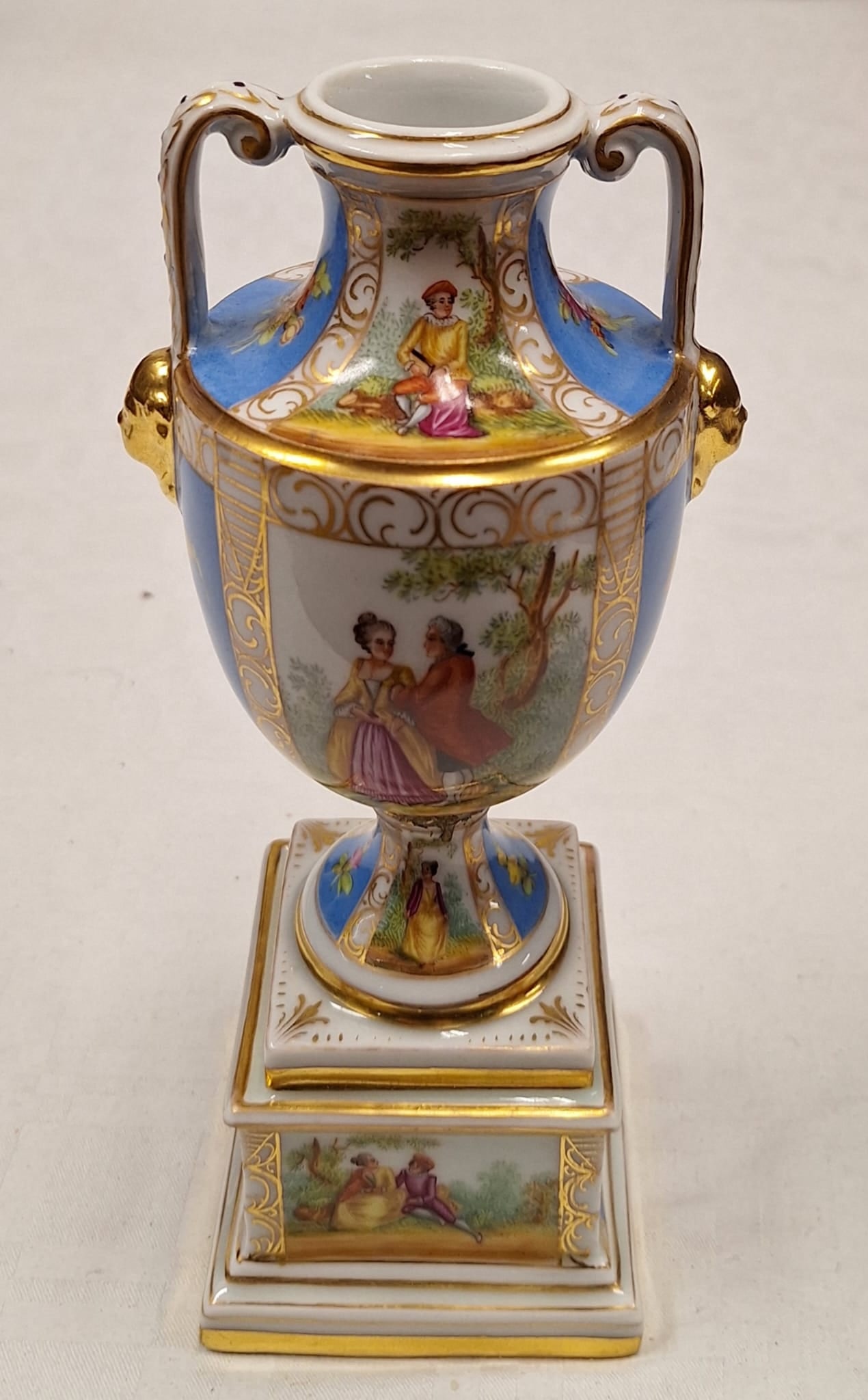 Antike Porzellan Amphorenvase: Antike Porzellan Amphorenvase auf Sockel, Maße ca. 23,5 x 8 x 8cm, Höhe Sockel ca. 6cm, Ø Oben ca. 3,5cm, unbest. Vitrinenobjekte Interne Nr. A0170300006