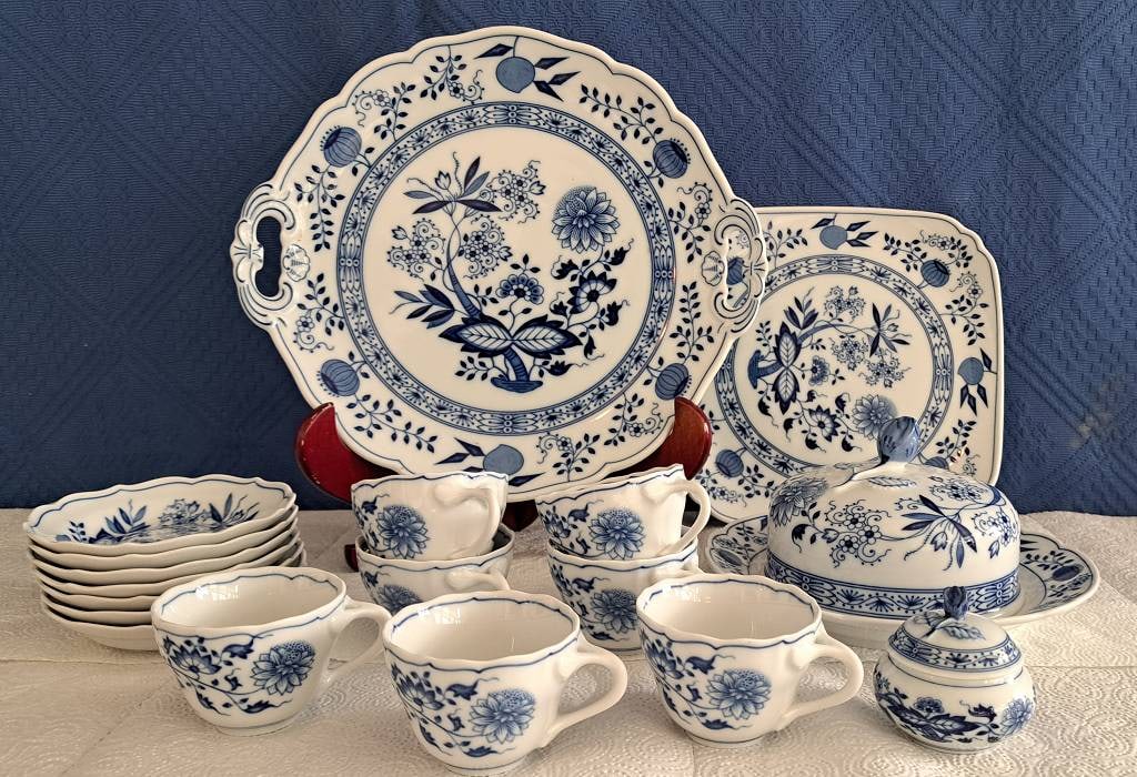 20-tlg. Hutschenreuther Service: 20-tlg. Hutschenreuther Kaffee / Frühstücksservice Service bestehend aus 7x Kaffeetassen, 7x Untertassenteller, 1x Zuckertopf, 1x Butterdose, 1x Anbietplatte, alle Teile unbest. Interne Nr.