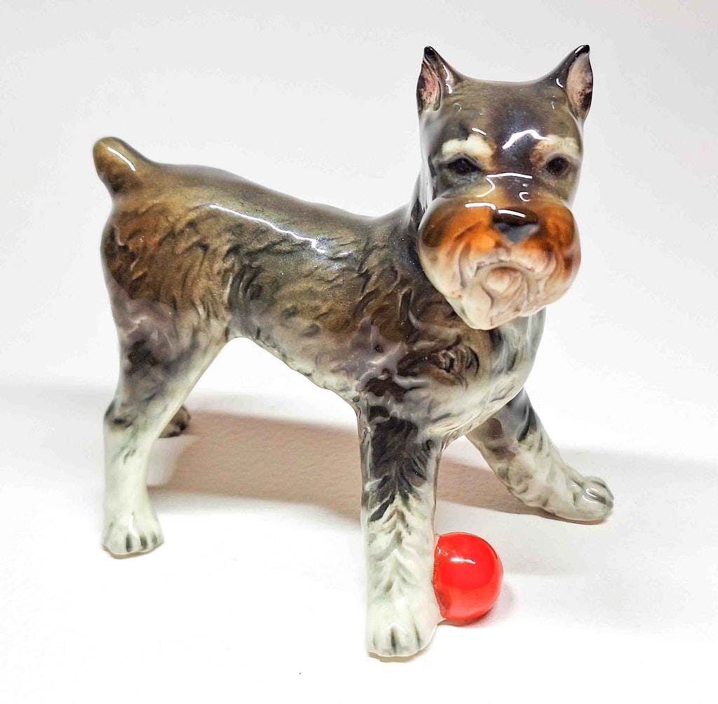 Goebel Schnauzer mit Ball: Goebel Porzellanfigur, Hund, Schnauzer mit rotem Ball, Maße ca. 9,5 x 11 x 6,5cm, Sammlerstück Interne Nummer A0170100633