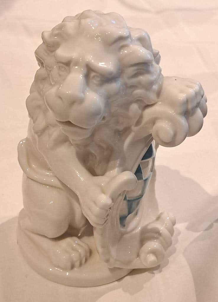 Nymphenburg Porzellanfigur bayerischer Löwe: Nymphenburg Porzellanfigur bayerischer Löwe mit Wappen Maße ca. 17 x 9cm, unbest. Sammlerstück Interne Nr. A0171400425