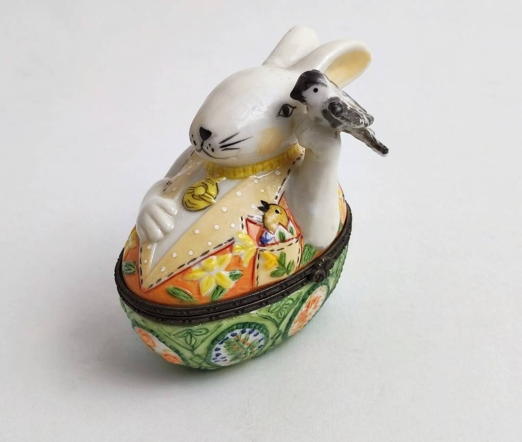 V&B Porzellan Deckeldose Hase: Villeroy & Boch "Spring Treats" Porzellan Deckel Dose, Motiv Hase mit Vogel", Oster Ei Dose, Maße ca. 9,5 x 5,5cm, unbest. Vitrinenobjekt Interne Nummer A0171500047