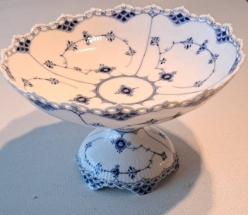 Antike Bing & Gröndahl Fußschale: Antike Bing & Gröndahl Fußschale, am Fuß besch., Maße ca. 17cm hoch, Ø Schale ca. 20cm, Restaurationsobjekt Interne Nr. A017140041