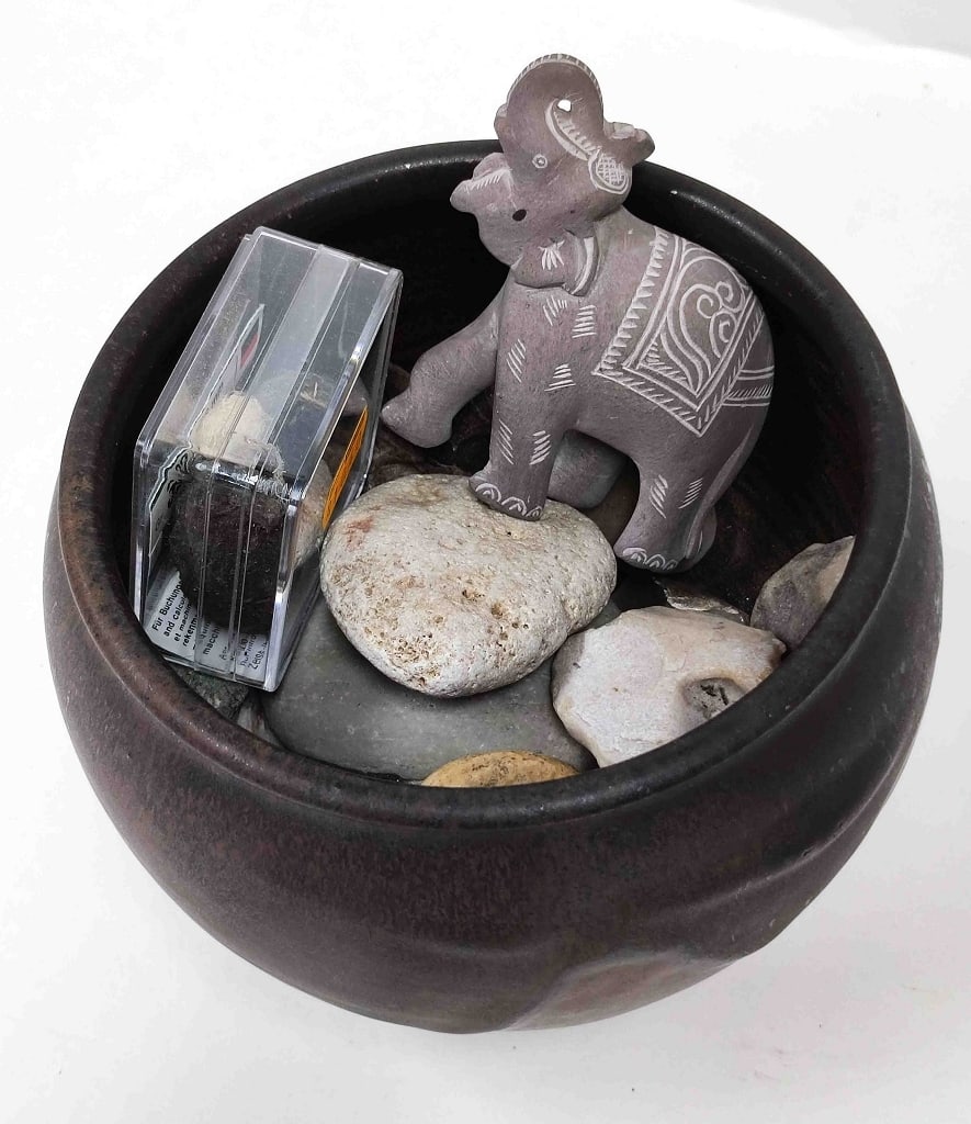 Keramik Gefäß mit Inhalt: Kleines Keramik Gefäß mit versch. Steinen Höhe ca. 12,5cm Ø ca. 13,5cm Interne Nummer A0161100062