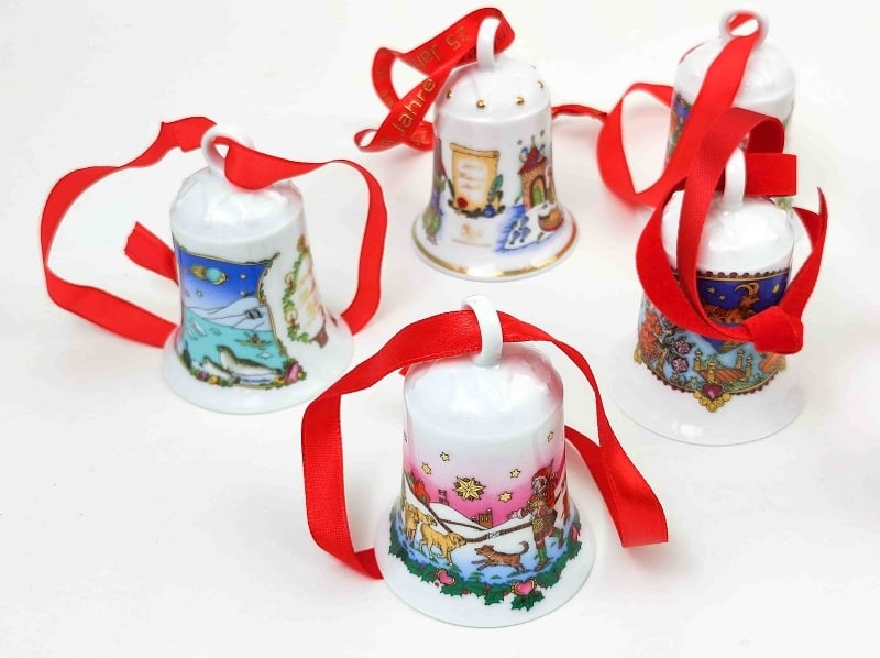 7-tlg. Konvolut Weihnachtsglocken: 7-tlg. Konvolut versch. Hutschenreuther Weihnachtsglocken, Jahrgänge 1979, 1996, 1998, 1999, 2000, 2001, 2002 , alle unbest. Sammlerstücke, orig. verpackt Interne Nr. A0170300041