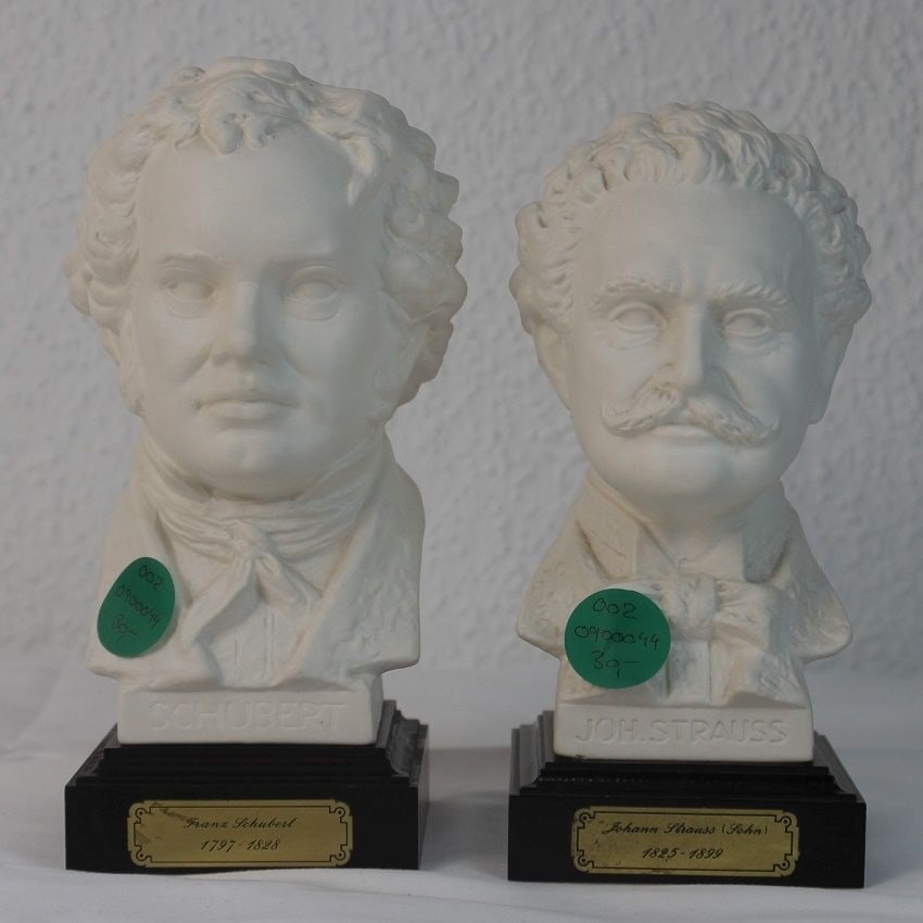 2 Stk. Goebel Porzellanbüsten: 2 Stk. weiße Goebel Porzellanbüsten, Motiv Franz Schubert und Richard Strauss, je ca. 20cm hoch (ohne Sockel) Maße Sockel ca. 10 x 10 x 3,5cm, keine Best. o. Ä., Sammlerstücke Interne Nr.