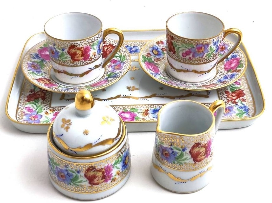Limoges Set Tête-à-Tête: Limoges Porzellan Tet-a-Tet, bestehend aus 1x Platte Maße ca. 23 x 15,5cm, 2 x Tasse je ca. 5cm hoch, Ø Öffnung oben ca. 5,3cm, 2 x Untertassenteller Ø ca. 10,5cm, 1x Milchkännchen ca. 5cm hoch,