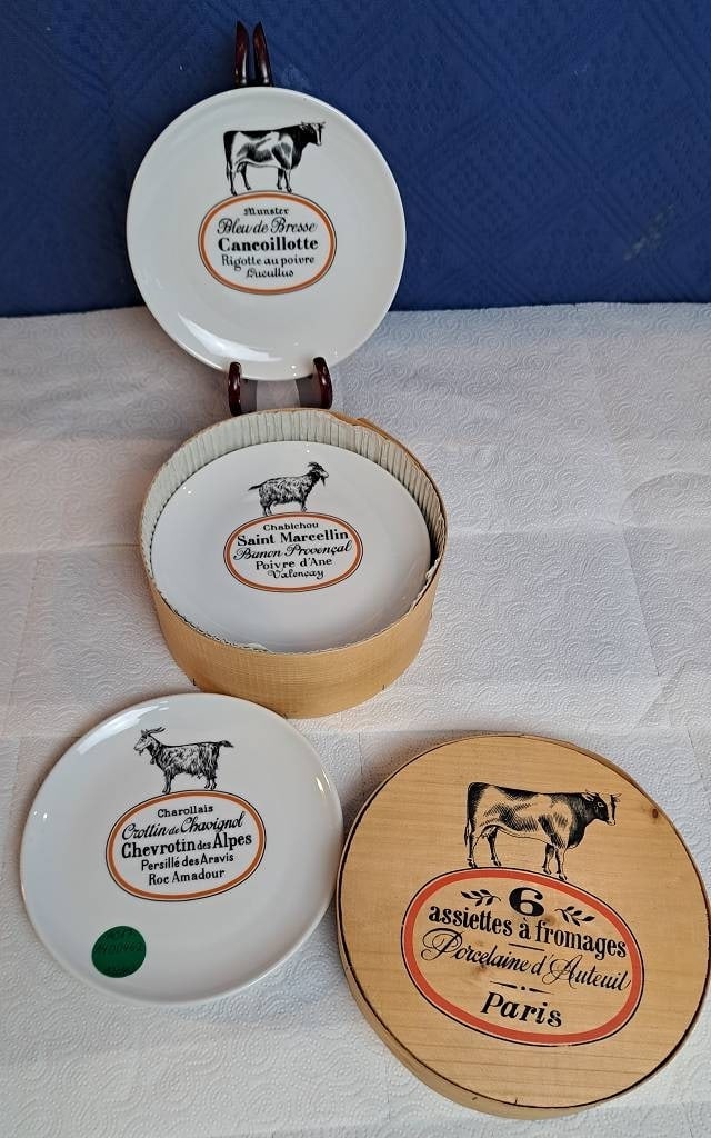 Franz. Käseteller Set Porcelaine d'Auteuil Paris: Vintage französisches Käseteller-Set, Porcelaine d'Auteuil Paris Frankreich Teller-Set, unbest. neuwertig, da noch orig. verpackt. Ø je Teller ca. 19cm Interne Nr. A0171400462