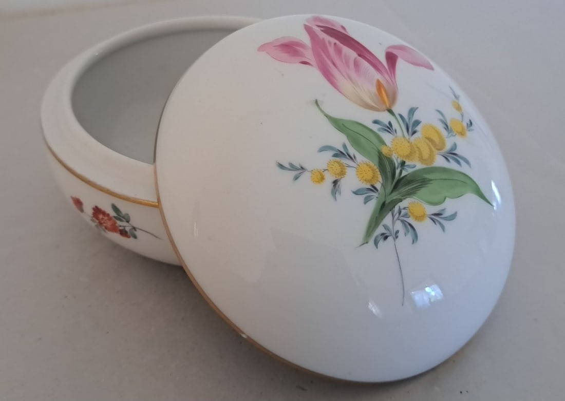 Meissen Porzellandose: Meissen Porzellan Deckeldose, polychrom bemalt, blaue Unterbodenglasur, Schwertermarke, Ø ca. 13cm, Höhe ca. 8cm, unbest. Vitrinenobjekt Interne Nr. A017/0090300000