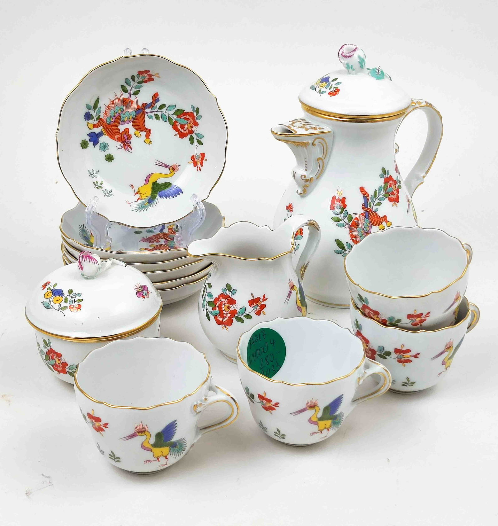 Antikes Meissen Service 4 Personen: Seltenes Meissen Mokka Service für 4 Personen, weiß glasiert, Dekor chinesischer Drache und Storch, unterglasurblaue Schwertermarke, 4x Tasse, Maße je ca. Ø 6,5cm, Höhe ca. 5,5cm, 6 x