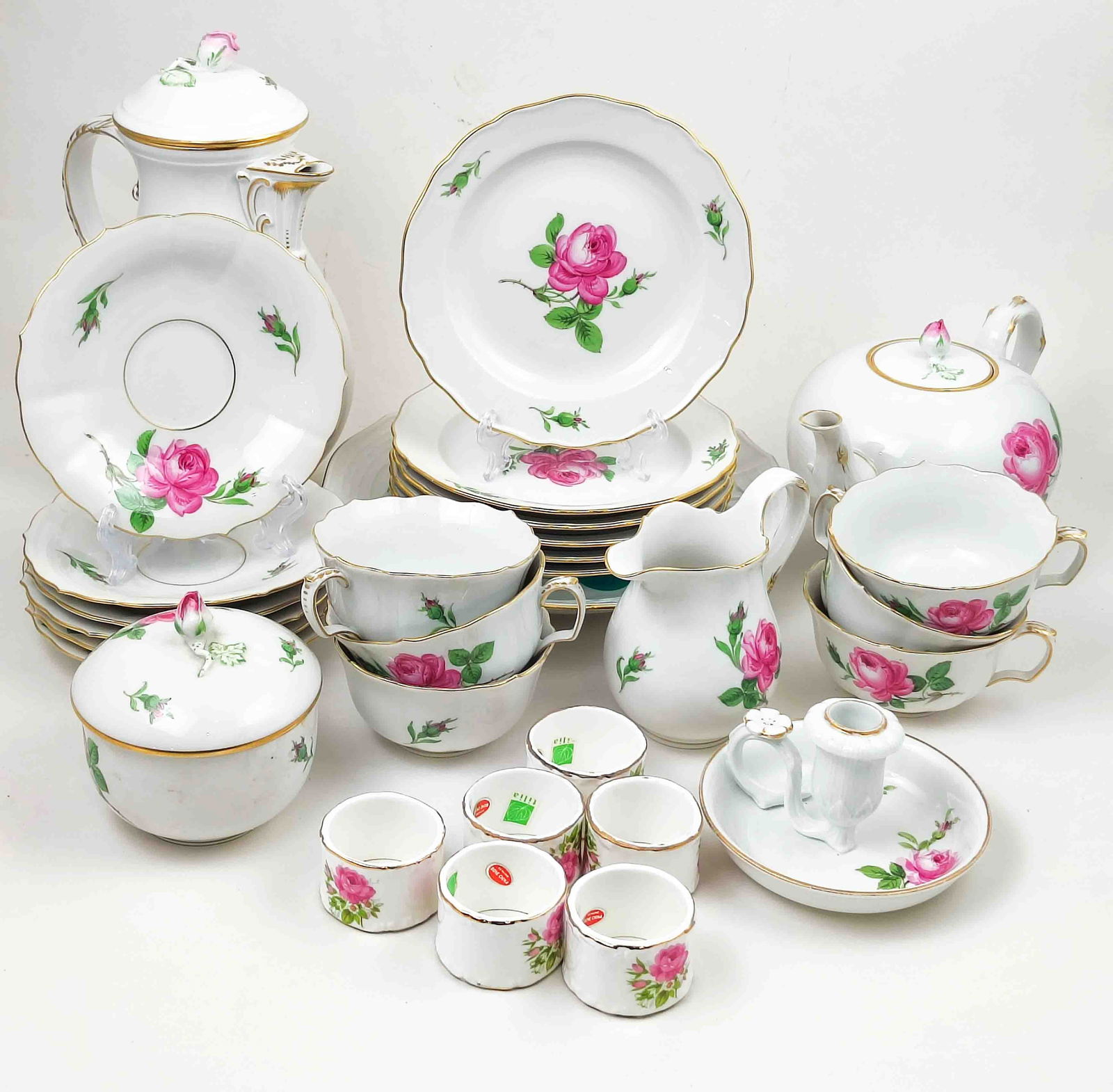 Meissen Service Rote Rose 6 Personen: Meissen Service Rote Rose für 6 Personen vollständig, + 6 zusätzliche Serviettenringe ( Bon China) bestehend aus 6x Tasse + Untertasse, 2 x Kanne, 1x Keksteller, 1x Kerzenhalter, unterglasurblaue