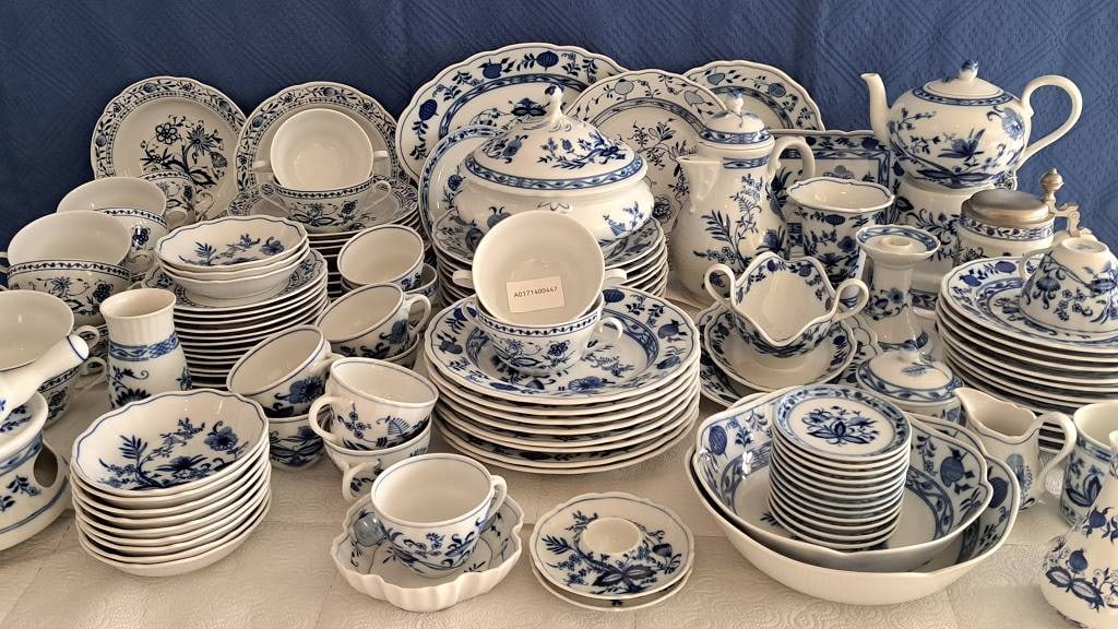 XXL Service Zwiebelmuster 135+: XXL (Rest) Service Dekor Zwiebelmuster mind. 135 Teile, mit dabei div. Kannen, Kaffeekannen, Tassen, Speisen Teller, Suppenteller, Kuchenteller, Schalen, Terrinen, Beilagenschalen, Saucieren,