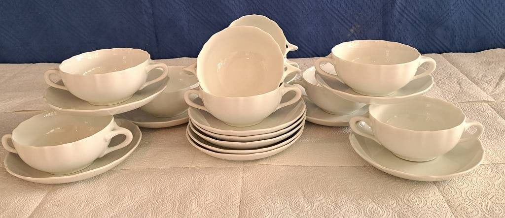 22-tlg. Hutschenreuther Suppentassen Ensemble: 22-tlg. Hutschenreuther Ensemble bestehend aus 10x Hutschenreuther Suppentassen sowie 12x Suppen-Untertassenteller, alle Teile unbest. Interne Nr. A0171400455