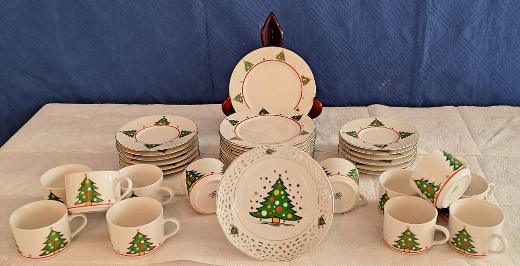 XL Weihnachts Service Ritzenhof & Breker: XL Weihnachts Service, Flirt by Ritzenhof & Breker, bestehend aus 12x Kaffeetasse (1x minim. best.), 12x Untertassenteller, 12x Kuchenteller, 1x Fußschale, Anbietschale Interne Nr. A0171400458