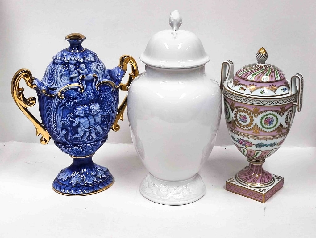3 Stk. Porzellan Deckel Vasen: Konvolut Deckelvasen Urnenvasen 3 Stk. bestehend aus 1x Dresden Potschappel Höhe ca. 27cm Breite ca. 15,5cm, 1x Seltmann Weiden Höhe ca. 33cm, Ø ca. 16cm & 1x Italienische Henkelvase Höhe ca.