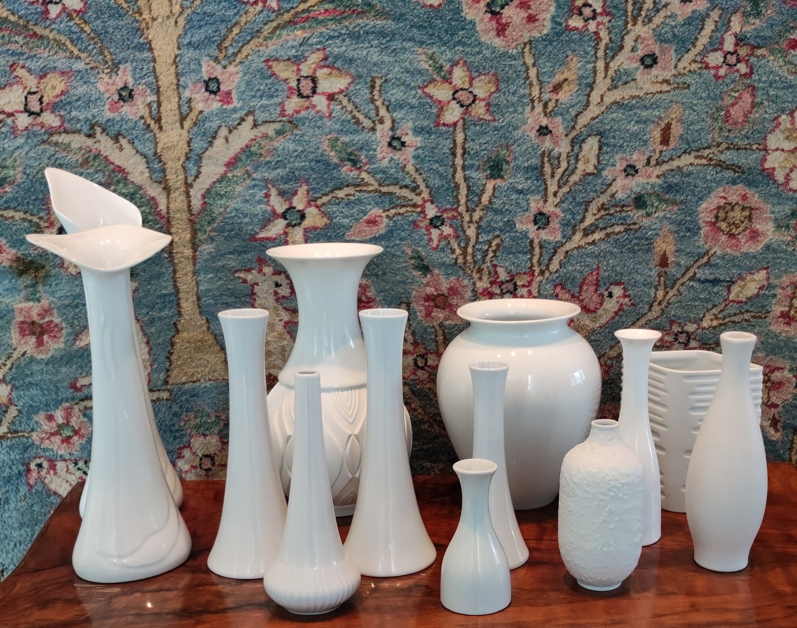 Konvolut weiße Vasen: Konvolut weiße Vasen, versch. Größen von ca. 13 - ca. 26cm Höhe, Marken, Jahrzehnte, alle unbest. Interne Nummer A0171400857