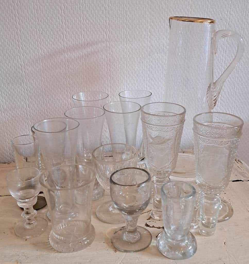 Konvolut Antik Glas: Konvolut Antik Glas, versch. Manufakturen, Hersteller, Epochen, Serien und Größen Interne Nr. A0171400075