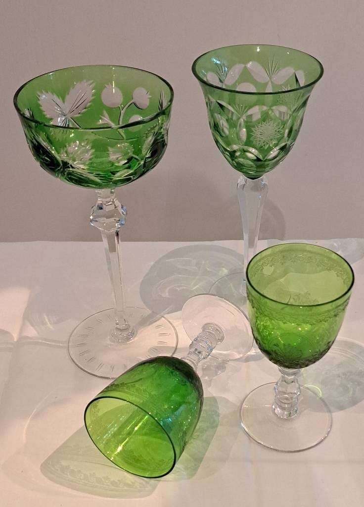 Konvolut Kristallglas Römer: Vier Stk. Kristall- Grünglas Gläser, Römer, 2 x Höhe ca. 20cm, 2 x ca. 13cm, unbest. Sammlergläser Interne Nr. A0171400405