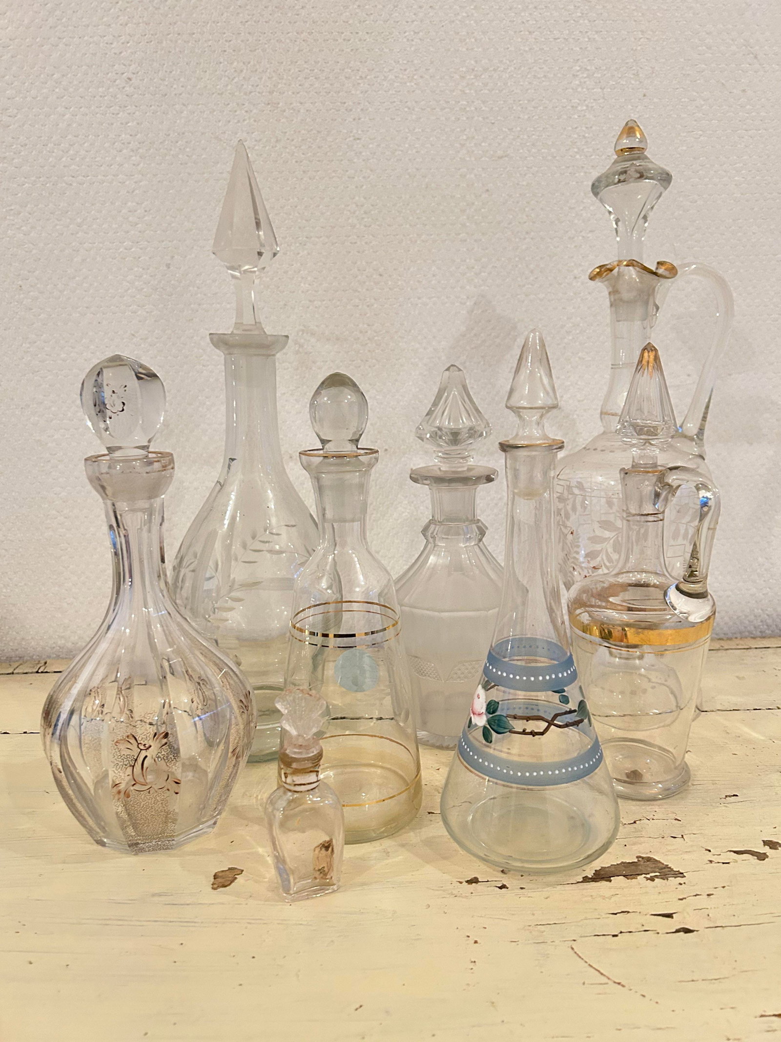 Konvolut antike Glasflakone: Konvolut antike Glas Flakone, 8 Stück, Höhe von ca. 41cm bis 11cm, verschiedene Dekore, teilweise mit Gold Applikationen, Handbemalt, 1x minim. best. Interne Nummer A0170800119