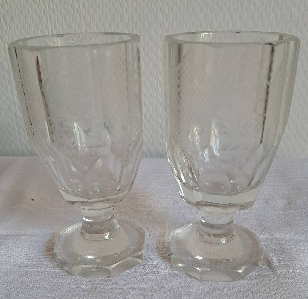 Zwei antike Bechergläser: Zwei antike Bechergläser, minim. best., Maße ca. 14cm hoch, Ø ca. 6,5cm Interne Nr. A0171400056