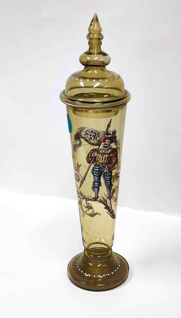 Großer antiker Deckelpokal: Großer antiker Historismus Deckelpokal, Glas mit Emaillemalerei, schlanke konische Wandung über Hohlbalusterschaft und Rundfuß, hochgewölbter Haubendeckel mit pilzförmigem Knauf, Maße ca.