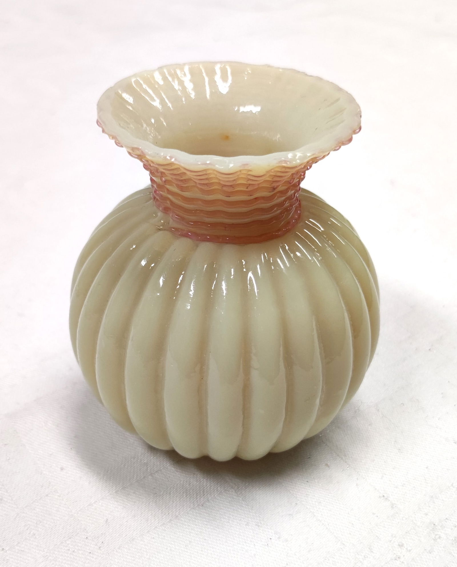 Antike Jugendstil Glas Vase: Antike Jugendstil Glas Vase, Milchglas? Opalin?, Höhe 7,5cm, Ø oben ( minim. best.) ca. 4,5cm, Gewicht ca. 165g, Sammlerstück Interne Nummer A0170100636