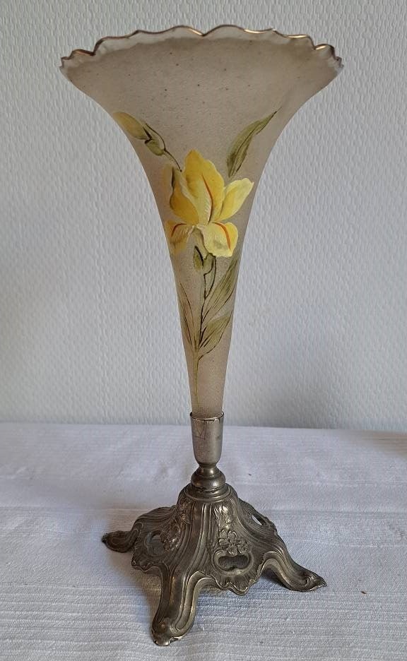 Antike Art Nouveau Jugendstil Vase: Antike Jugendstil Vase, reliefiertes, teils opalisierendes Glas, Blumendekor mit Goldrand, auf Zinn o. vernickelter Metallmontage mit durchbrochen gearbeitetem, eckigen Sockel auf vier Füßen. Ende