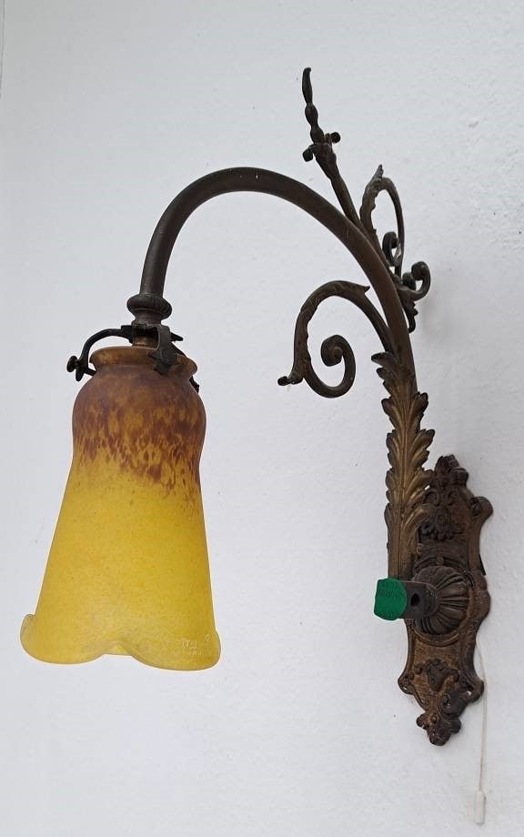 Antike Wandlampe A. Delatte Nancy: Antike Jugendstil Wandlampe, vergoldete Bronze? Messing? Tulpe aus Glaspaste, signiert André Delatte Nancy 1900 André Delatte (Chatenois /Vosges 1887 - 1953 Toulouse / Haute Garrone, franz.