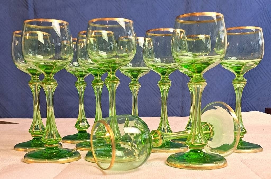 11 Stk. antike Jugendstil Stengel Weingläser: 11 Stk. antike Jugendstil Stengelgläser Weingläser, Moser?, hoher Stil, Höhe je Glas ca.29cm, Ø Öffnung oben ca. 5,5cm, Ø Fuß ca. 7cm, minim. berieben, unbest. Vitrinenobjekte Interne Nr.