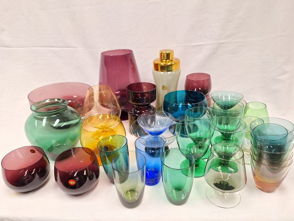 Konvolut Vintage Glas mind. 25 Teile: Konvolut Vintage Glas, u.a. div. Gläser, mind. 25 Stk., div. Vasen, Schalen, Gläser ( von 5 - 10cm) u.v. a. Höhe, alle Teile unbest. Interne Nr. A0170400001