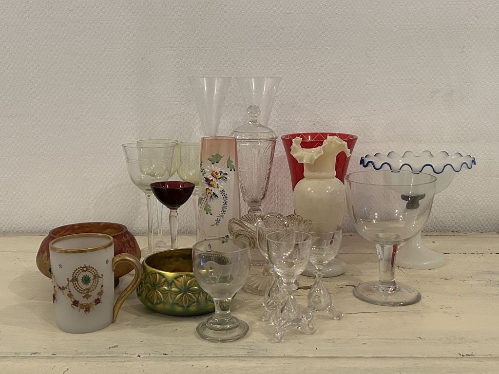 Konvolut antike Glaswaren: Konvolut Glaswaren versch. Epochen, Herstller, Manufakturen, bestehend aus u.a. Vasen, Gläser, Schalen, teilew antik, insgesamt 20 versch. Teile teilw. best. Sammlerstücke Interne Nummer A0170800120