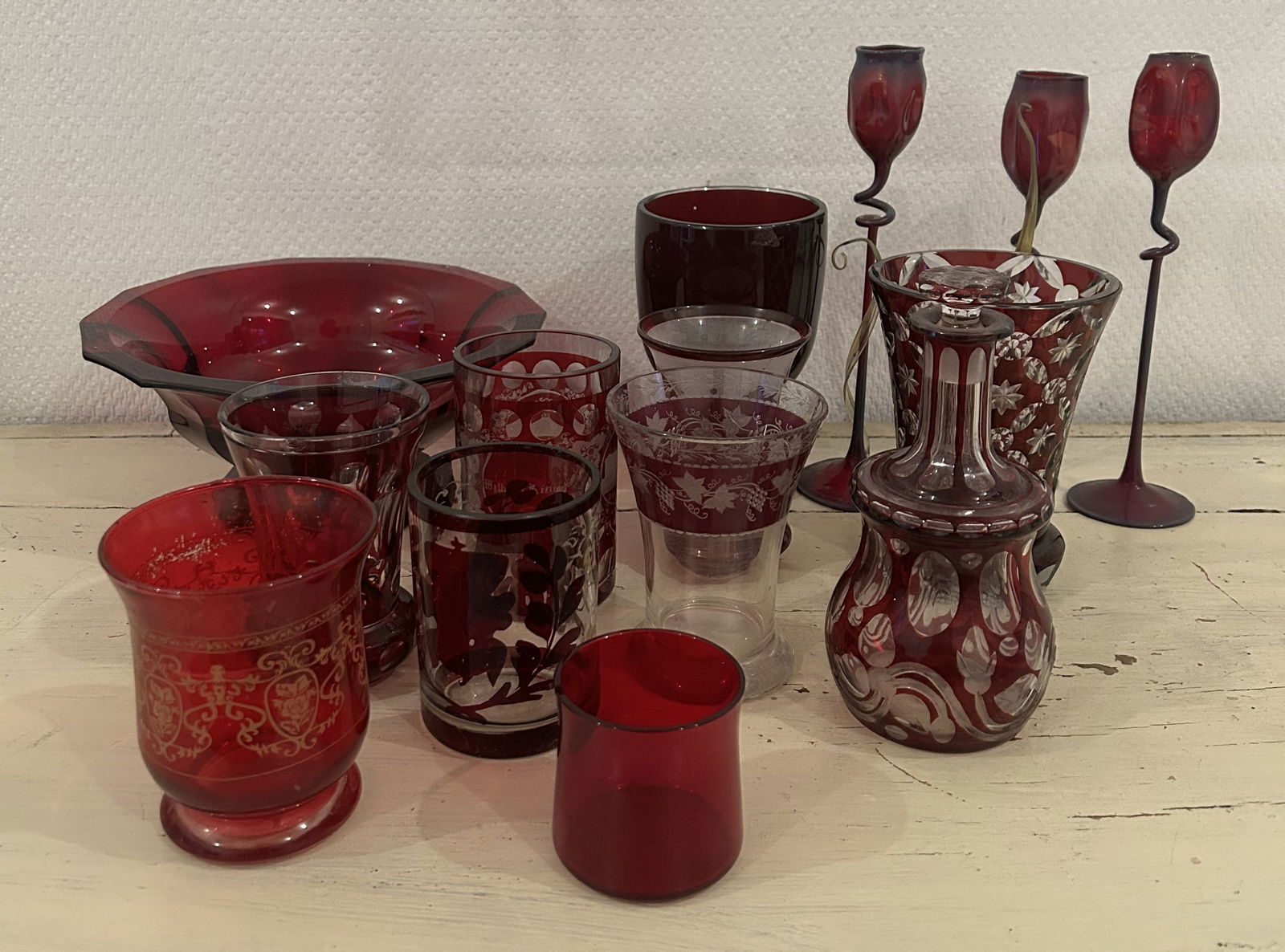 Konvolut Rotglas: Konvolut antikes Rotglas, versch. Ranftbecher, Schalen und Flakonse, teilw. best., Sammlerstücke Interne Nummer A0170800121