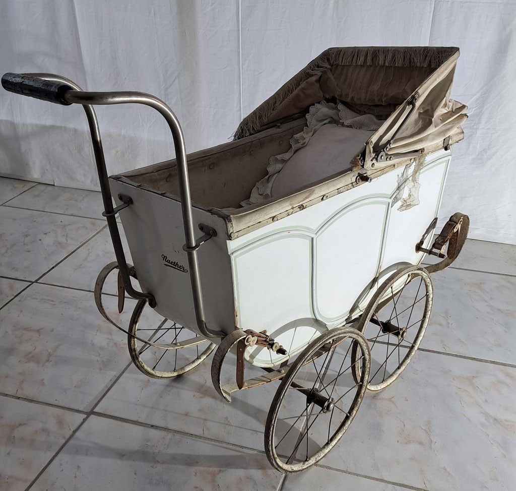 Großer Naether Jugendstil Puppenwagen: orig. Jugendstil Puppenwagen, Naether, Länge ca. 90cm, Höhe ca. 76, Breite ca. 42cm, Räder freigängig, seltenes Sammlerstück aus Privatsammlung Interne Nr. A0081600087