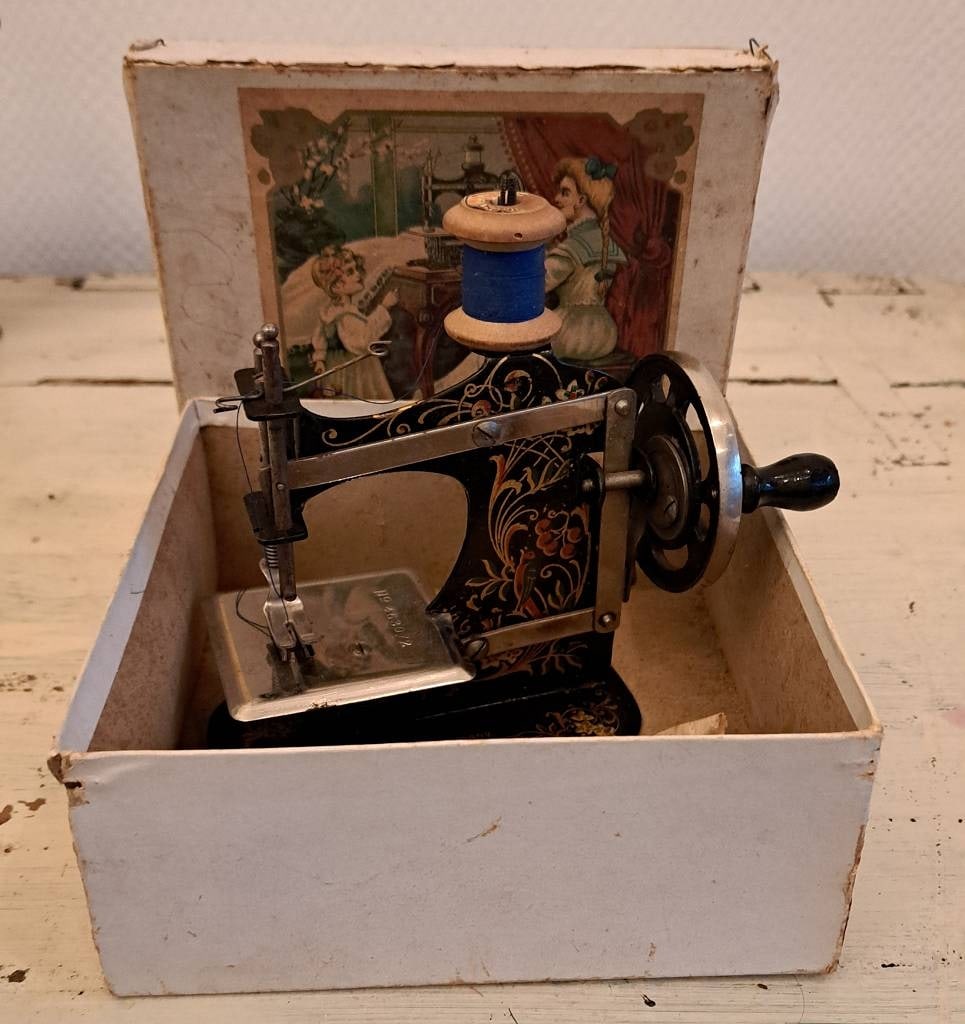 Antike Spielzeug Nähmaschine: Antike Spielzeug Nähmaschine mit Handkurbel, Maße ca. 16 x 13cm im orig. Karton, Sammlerstück Interne Nummer A0171400328