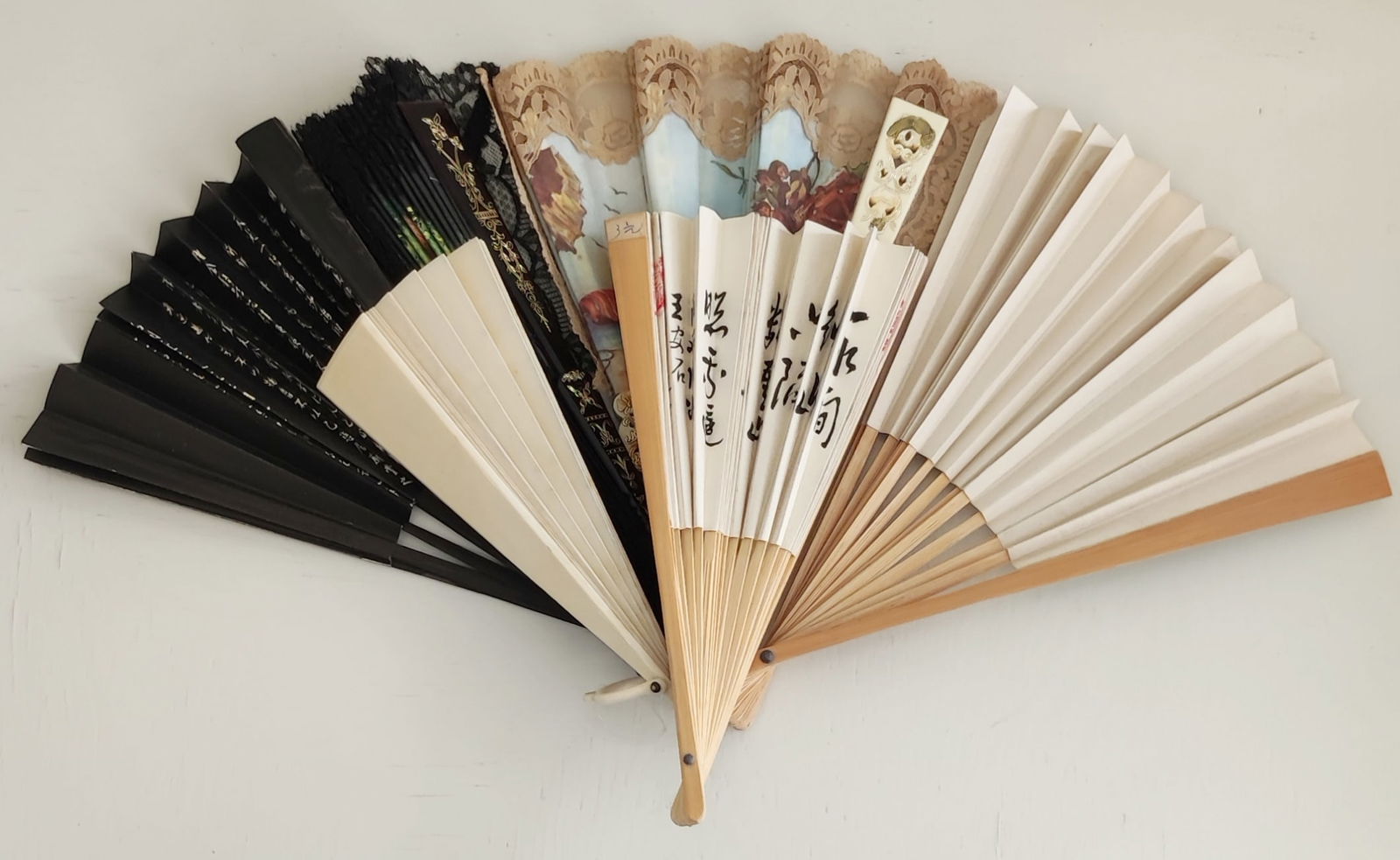 Konvolut Fächer: Konvolut Fächer, 6 Stk. 1x antik, versch. Dekore, Materialien, Größen von 21 - 25cm Länge, Gebrauchsspuren Interne Nummer A0171400853