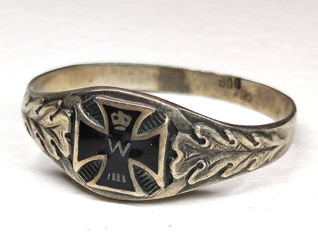 WKII 800er Silber Ring: WKII 800er Silber Ring, div. Punzen unleserl. Kopf Eisernes Kreuz umrahmt mit Eichenlaub Gewicht ca. 1,9g Ø ca. 20mm, Ringkopf Breite ca. 0,8cm Interne Nr. A0170100039
