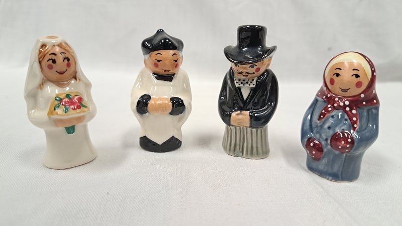 Goebel Porzellan Figuren: Goebel Porzellan Hochzeitgruppe bestehend aus Braut, Bräutigam, Pastor & Schwiegermutter Höhe jeweils ca. 6cm, unbest. Sammlerstücke Interne Nummer A0171300001