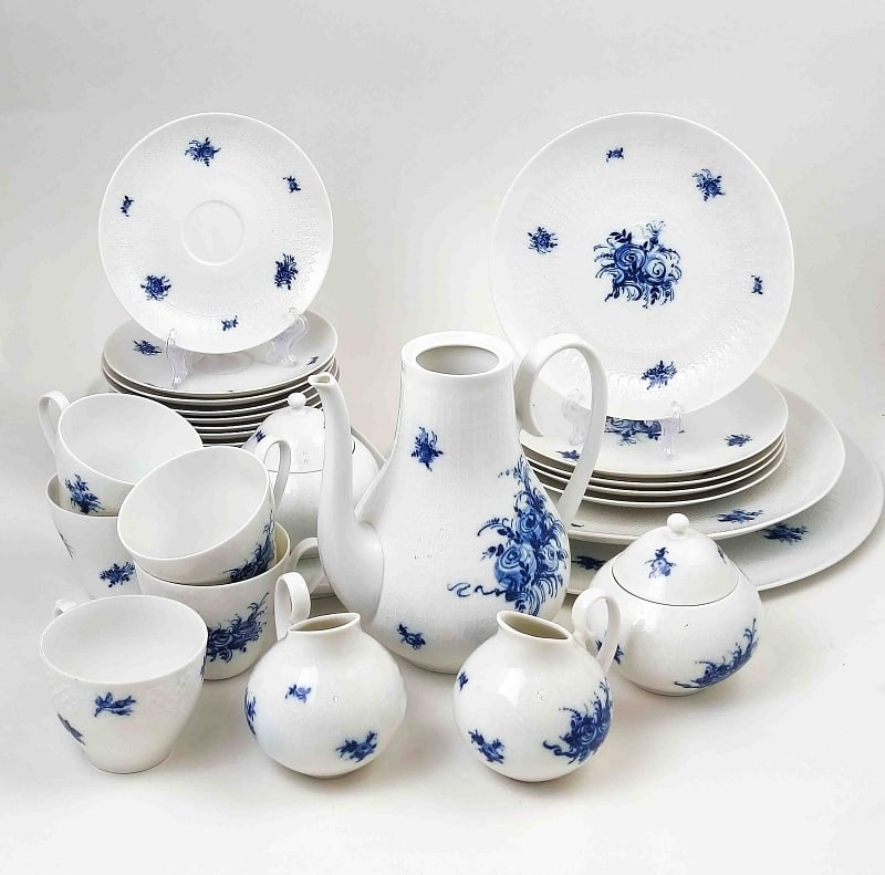Rosenthal Studio Line Romanze blau Service: Rosenthal Studio Line Restservice bestehend aus 1x Kuchenplatte, Ø ca. 32,5cm, 1x Anbietplatte Ø ca. 27,5cm, 1x ovale Platte Maße ca. 36,5 x 17cm, 1x Kaffeekanne, Höhe ca. 22cm, 5x Kaffeetassen, 5