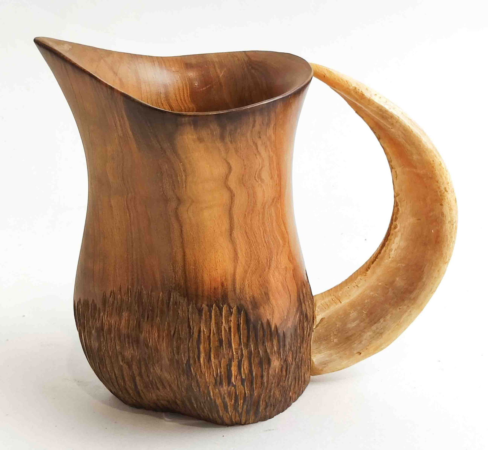 Olivenholz Krug Horngriff: Fernandez Olivenholz Krug mit Horngriff, ähnlich Alexandre Noll, um 1950, Höhe Krug ca. 16cm, Ø Öffnung oben ca. 6cm, Griff / Hornlänge ca. 14cm, Sammlerstück Interne Nr. A0180500122