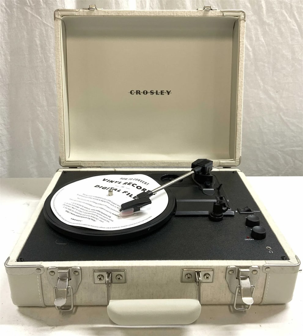 Crosley Vintage Record Player in Case (1 of 1)