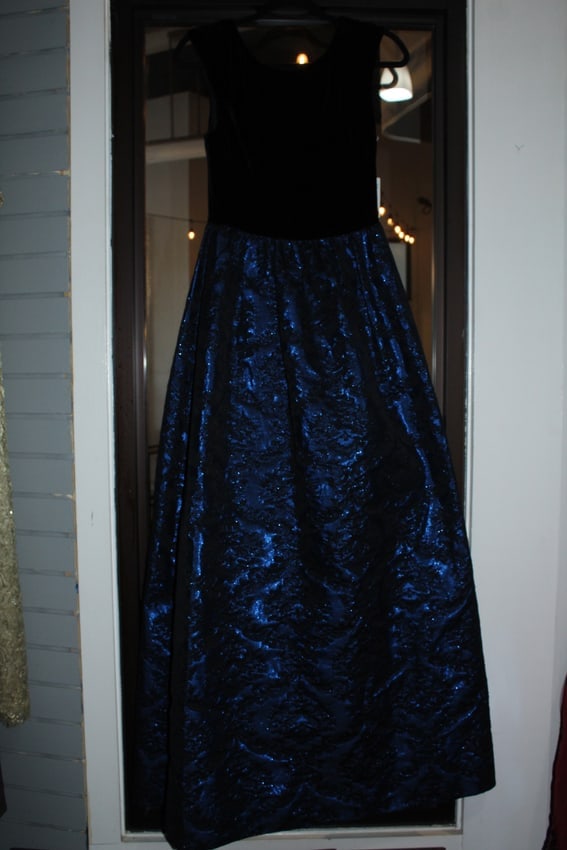 NWT Aidan Mattox Velvet Bodice Formal Gown, SIZE 4 (1 of 3)
