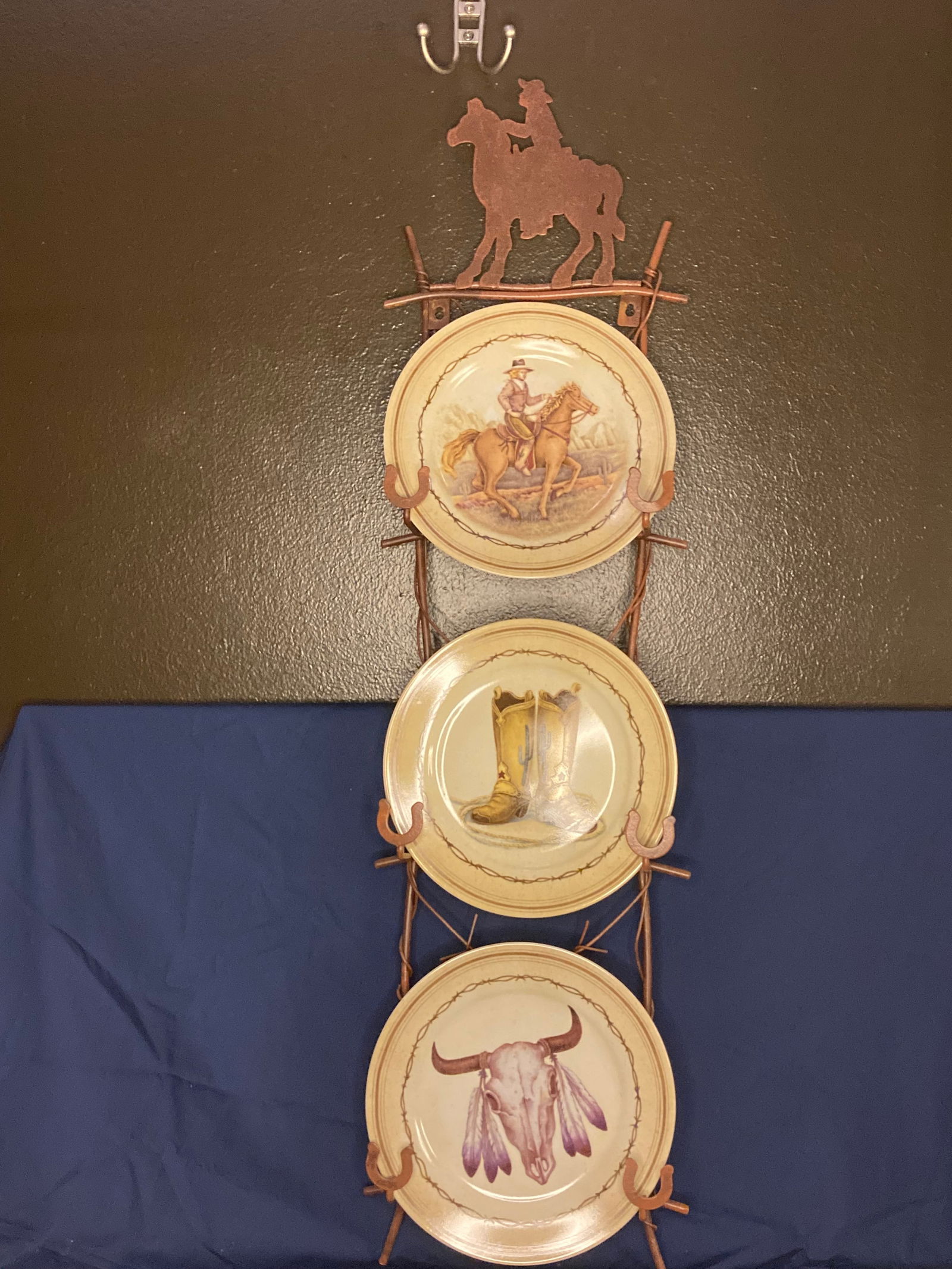 Western Decorative Plate Hanger: Decorative Western plate holder, includes all plates. In great condition with no visible wear.
